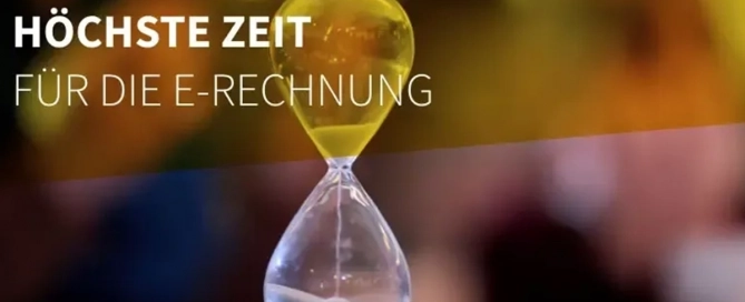 Sanduhr vor unscharfem Hintergrund mit Text: Höchste Zeit für die E-Rechnung.