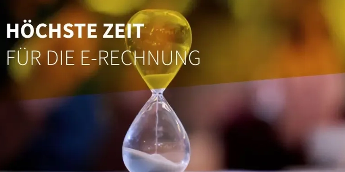 Kappel-Dierolf-Blog_E-Rechnung_ready Sanduhr vor unscharfem Hintergrund mit Text: Höchste Zeit für die E-Rechnung.