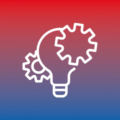 Glühbirne mit Zahnrädern auf blau-rotem Verlaufshintergrund, symbolisiert Innovation und Technik.