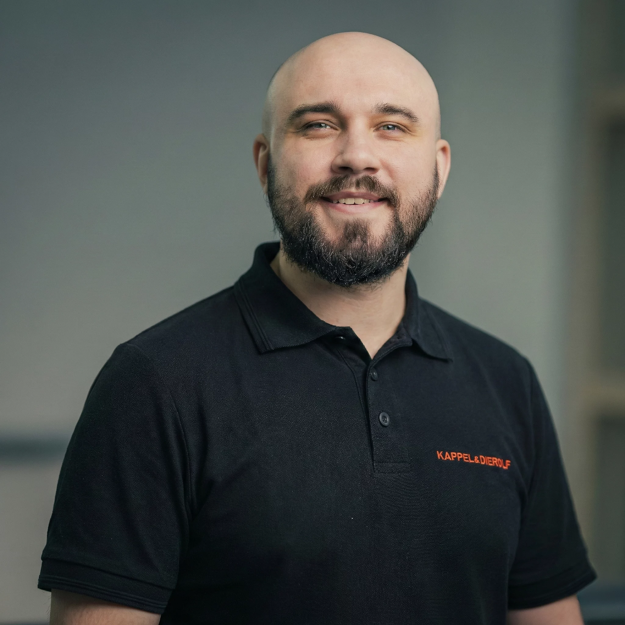 Es tut mir leid, ich weiß nicht, wer diese Person ist.