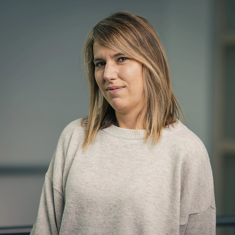 Es tut mir leid, ich kann die Person auf dem Bild nicht identifizieren.