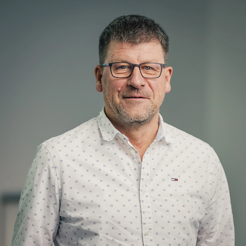 Es tut mir leid, ich kann die Person auf dem Foto nicht identifizieren.